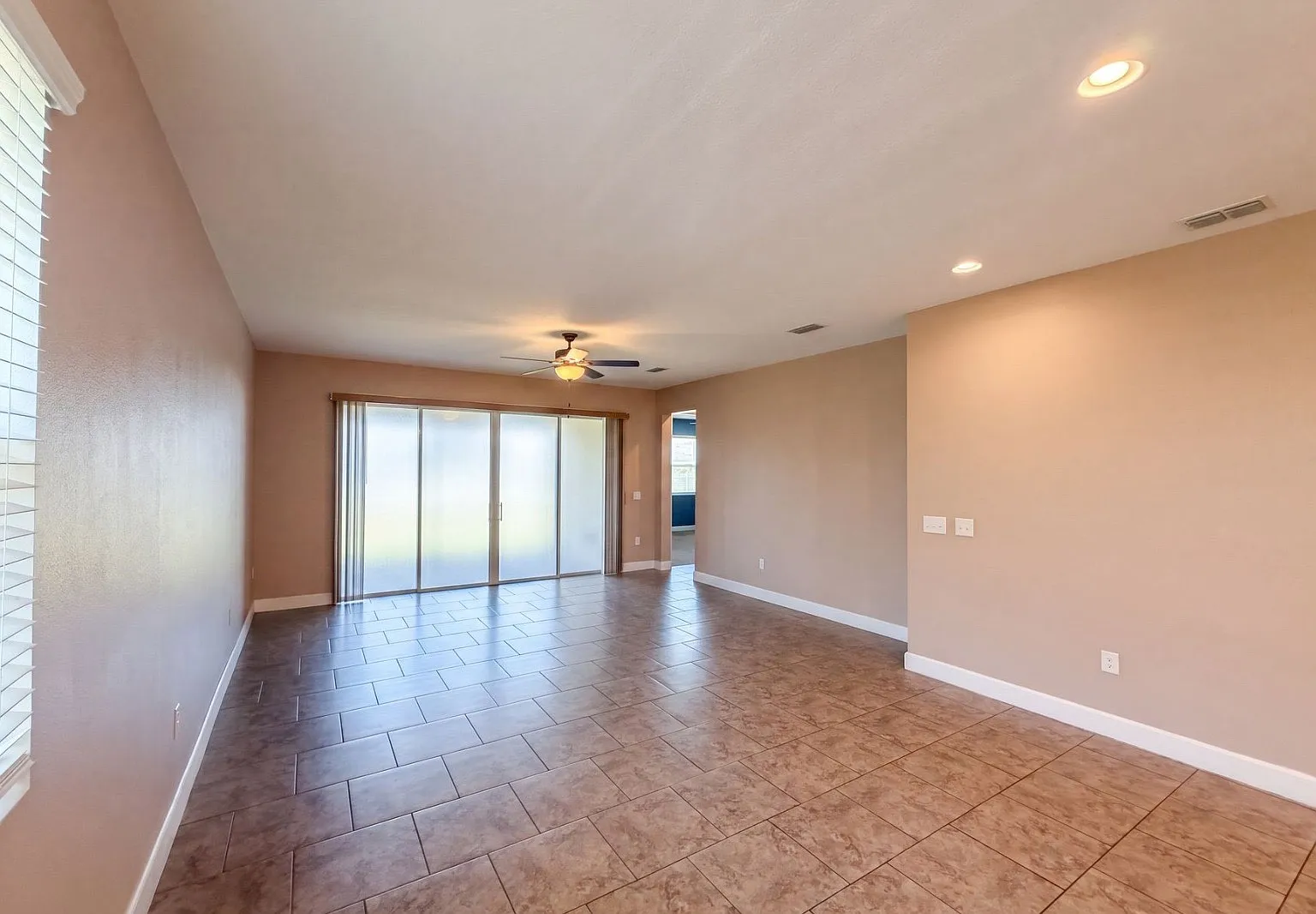 4 bed, 1949 sqft, $2,570 — Photo 3