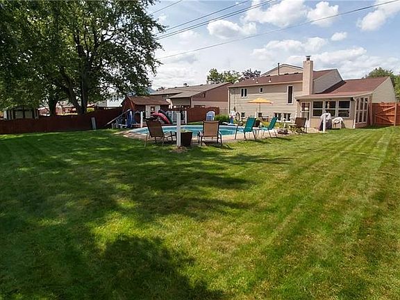 2nd image of 90 Chateau Ct