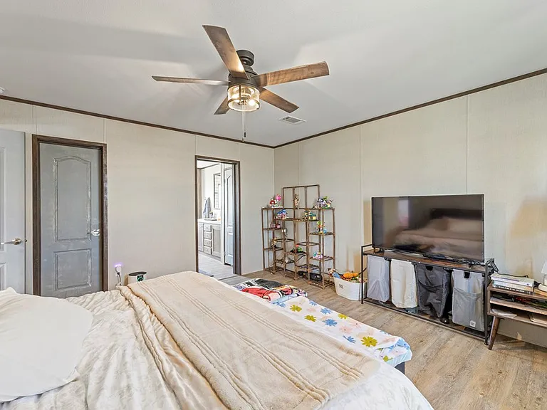 300 Reed Rd — Photo 10