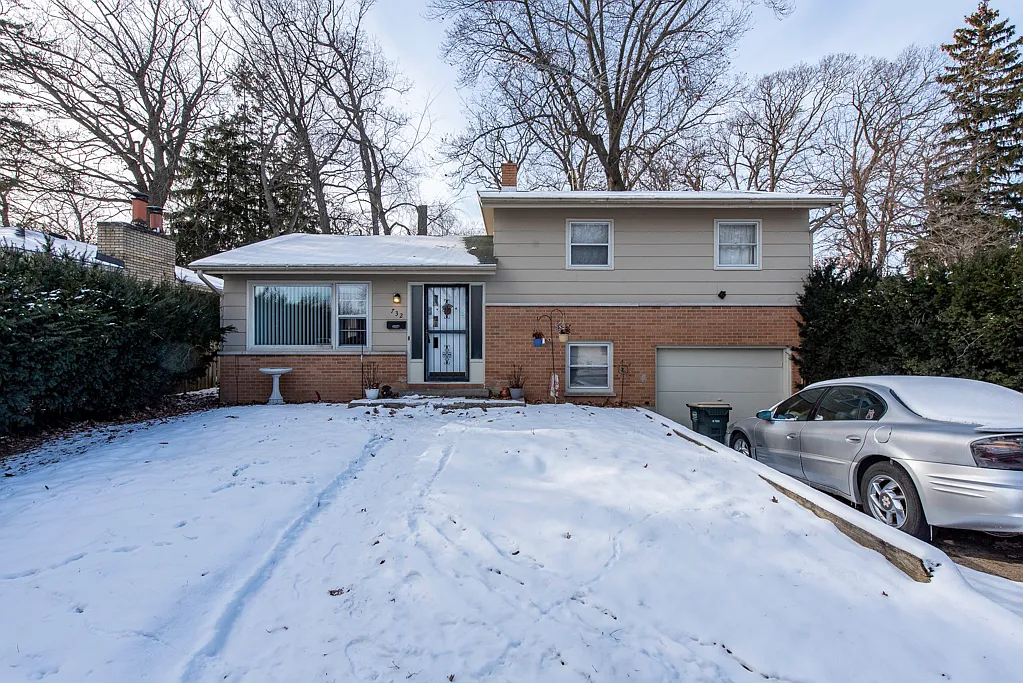 732 Whitney Ave photo 1