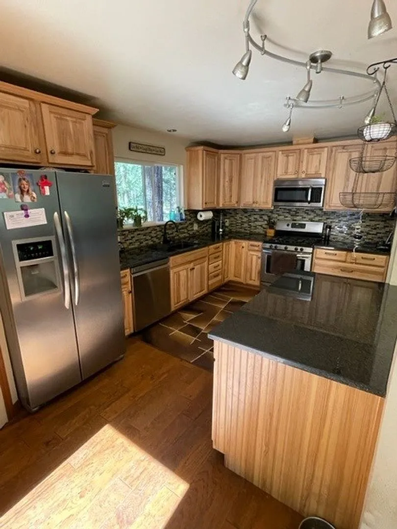Charming pet friendly home available for a Seasonal lease 3-6 months starting Nov. 15th- May 1st! — Photo 3