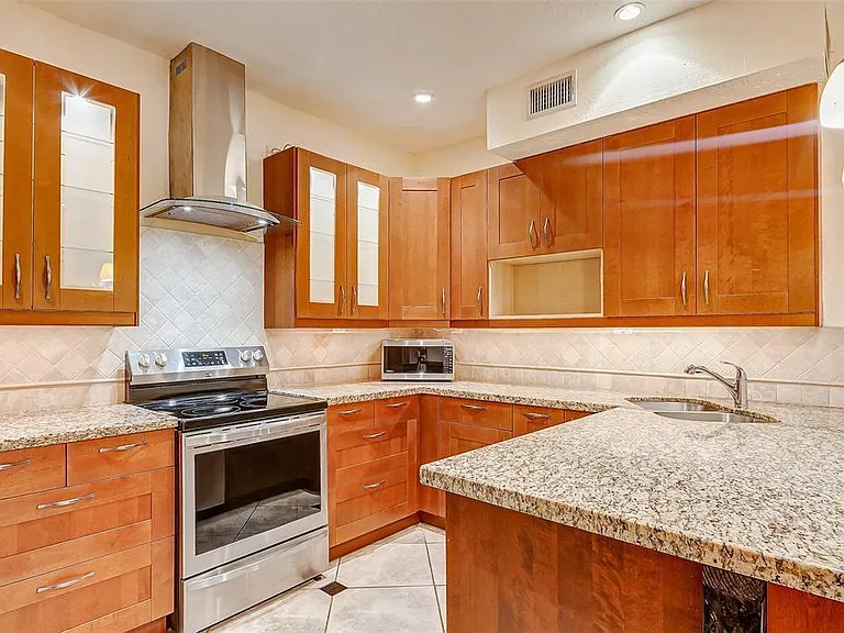 7350 Kirby Dr #5 — Photo 5