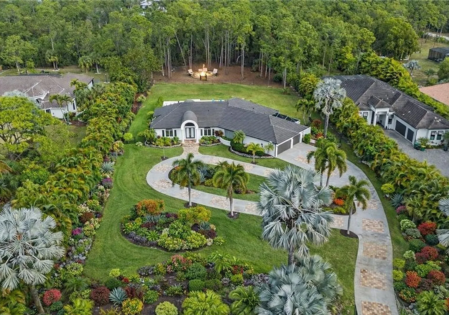 ** Pet Friendly ** - Livingston Woods - Magnificent 3 + Den / 2.5 Bath / 3 Car Home - 2.5 Acre Lo... — Photo 3