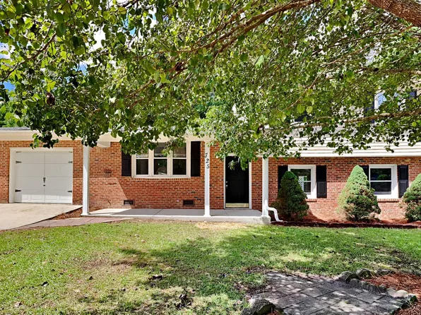 725 Goodyear Dr, Spring Lake, NC 28390