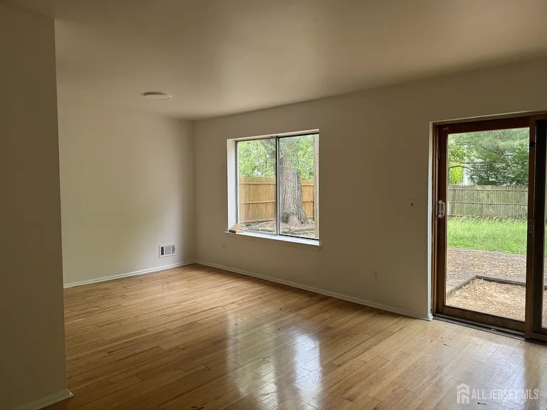 21 Jeffrey Cir — Photo 5