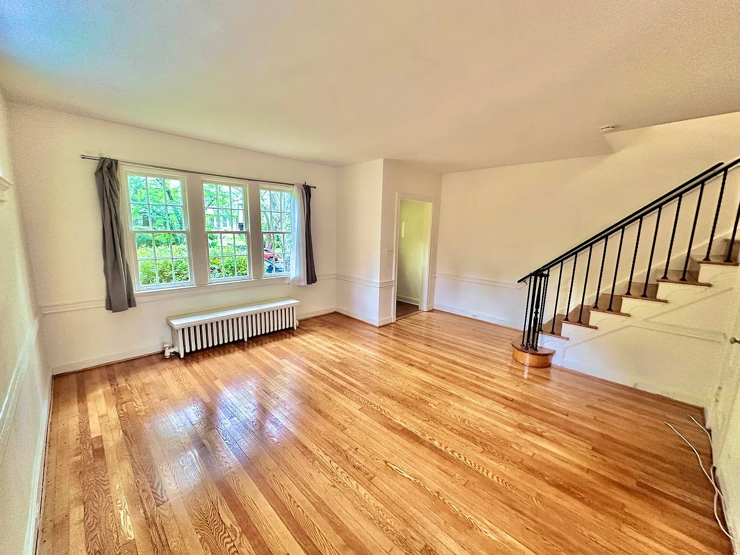 Spacious 6 bedroom 3.5 bath Tudor Townhouse w/Deck close to Georgetown University & Hospital — Photo 2