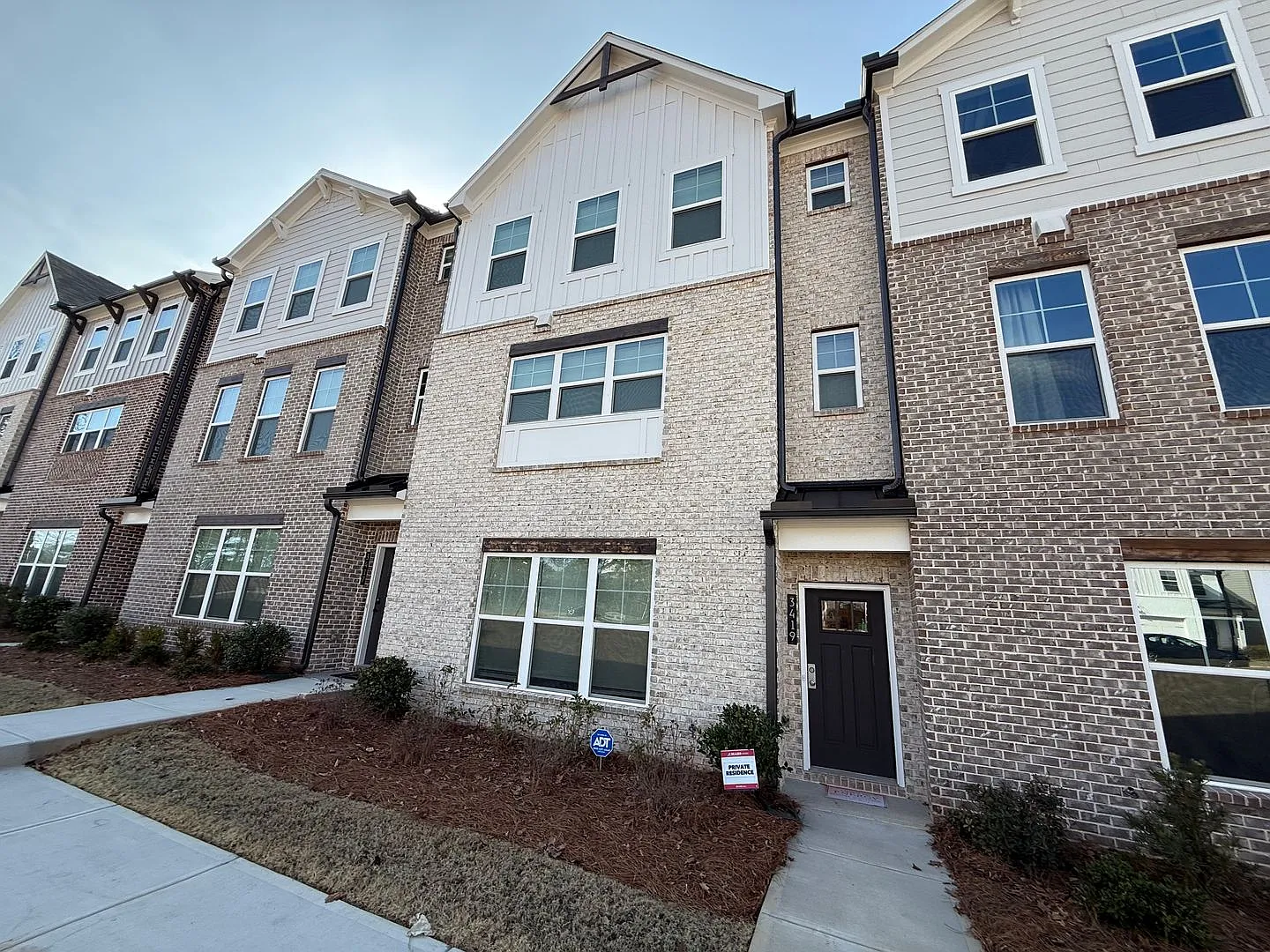 3-Bedroom, 3.5-Bath, 3-Story Townhome with Quartz Countertops and Washer/Dryer in Decatur — Photo 2