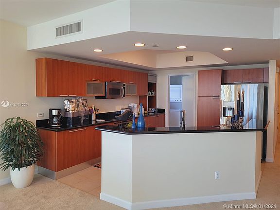 4th image of 2650 Lake Shore Dr Unit 606