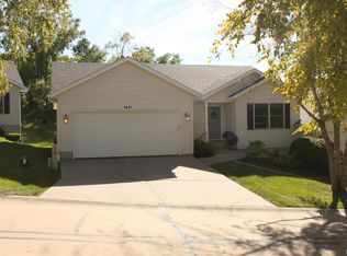 1621 Shady Glen Dr, Davenport, IA 52807