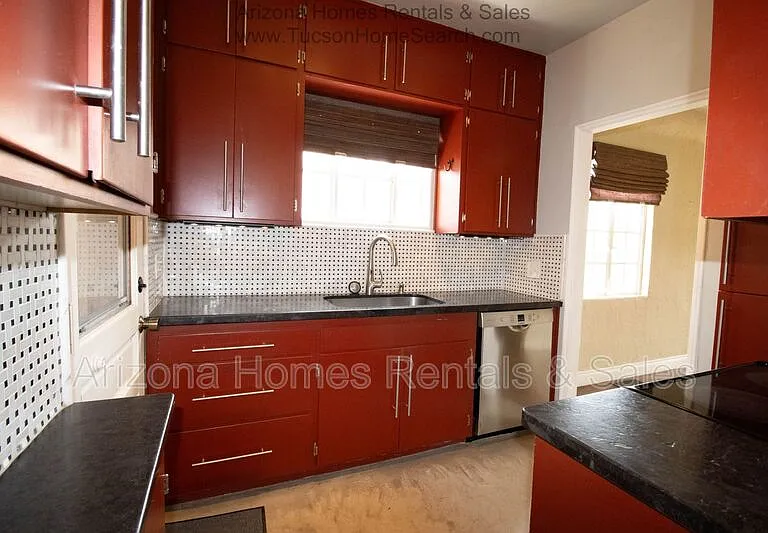 122 N Martin Ave — Photo 2