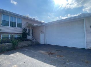 3403 W Lakeshore Dr, Crown Point, IN 46307