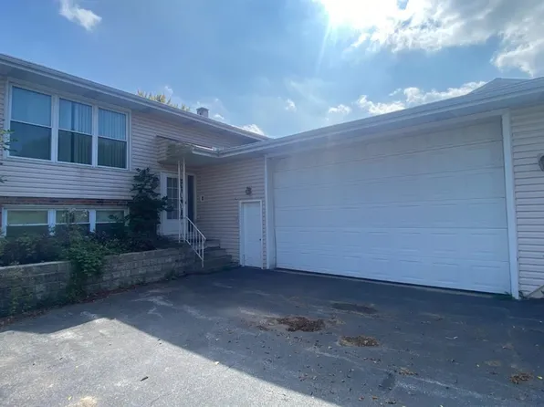 3403 W Lakeshore Dr, Crown Point, IN 46307