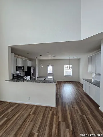 4 bed, 2.5 bath, 2502 sqft, $1,999 — Photo 4