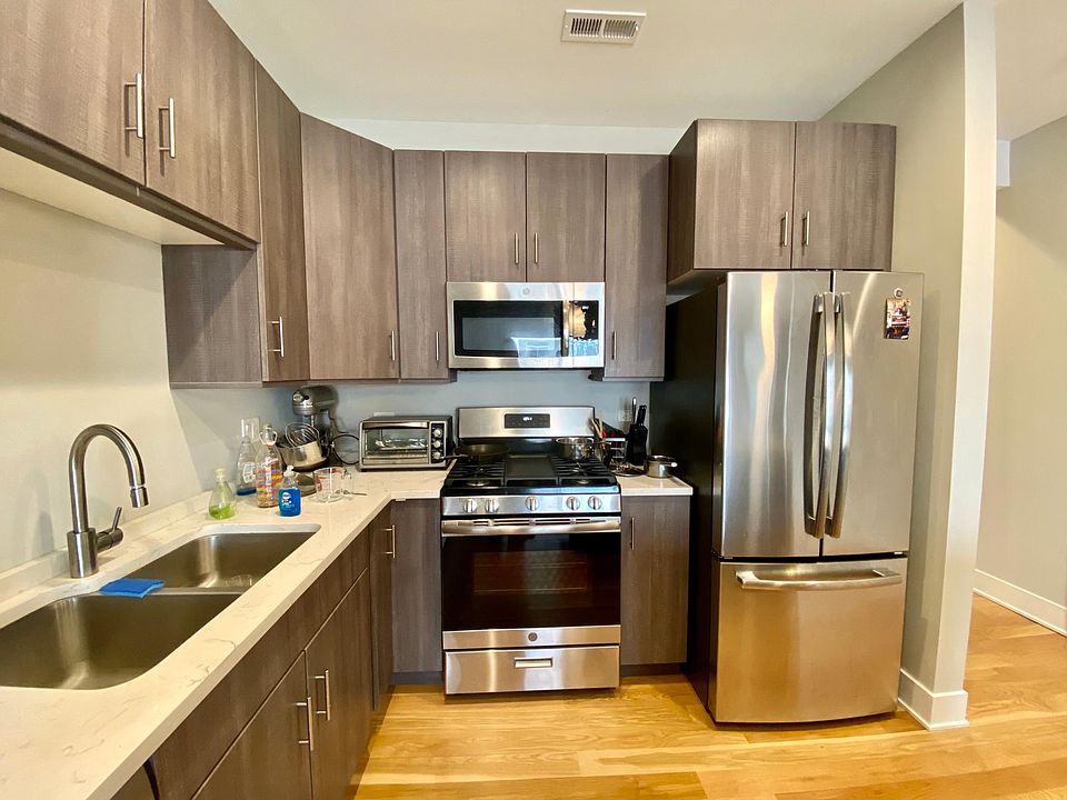 1st image of 1127 W Granville Ave Unit 201