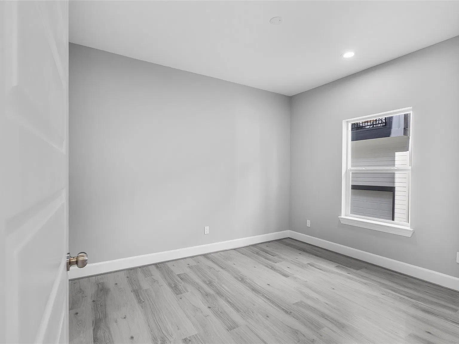 1122 W 16th St — Photo 4