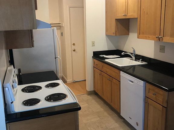 3rd image of 7-1320 Creekside Dr #7