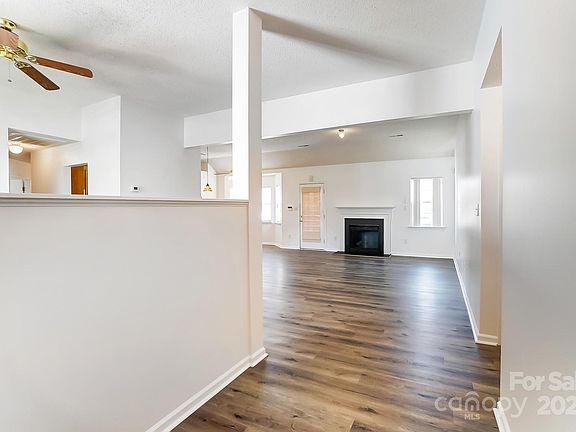 4th image of 416 Linsbury Ct