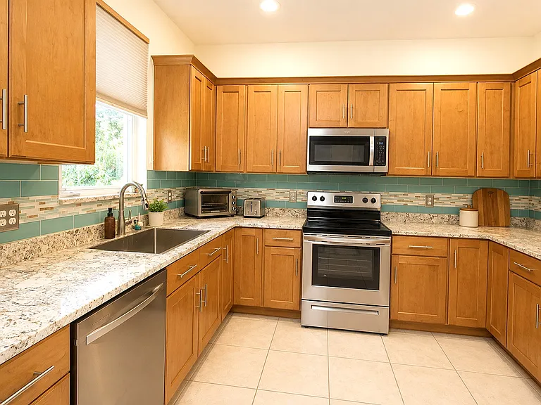 410 Sandringham Ct — Photo 13