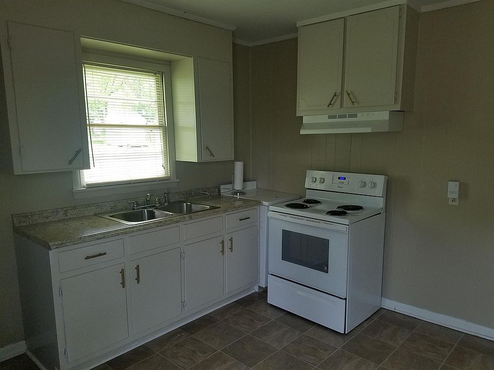 2nd image of 612 Maple St