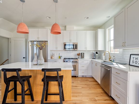 5th image of 520 NE 56th Ave