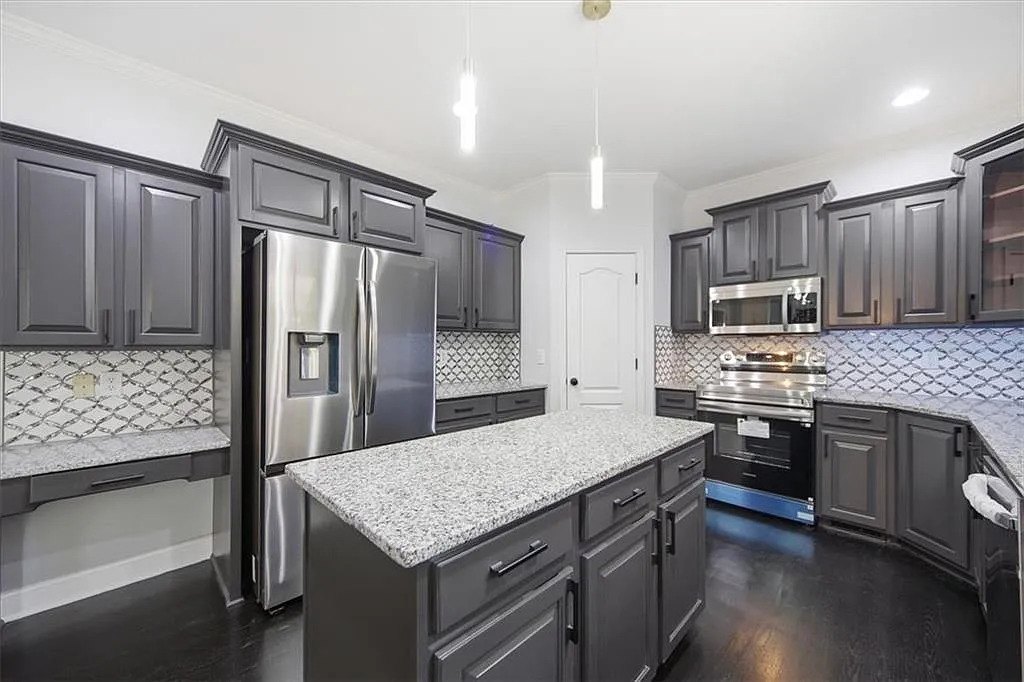 4 bed, 2.5 bath, 2798 sqft, $3,300 — Photo 2