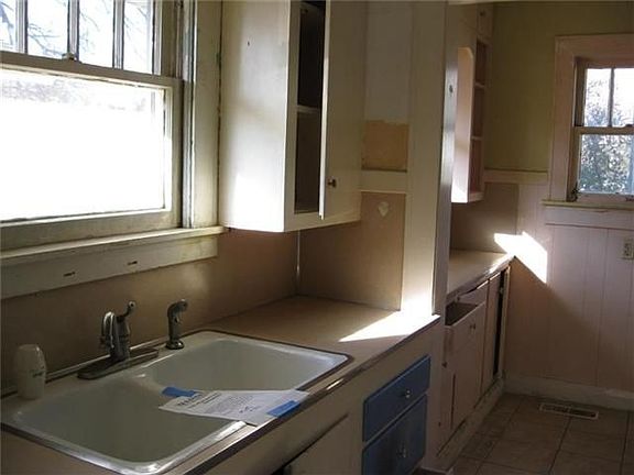 5th image of 520 W Wood St