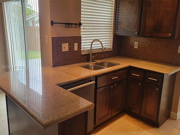 3rd image of 914 NW 106th Ave Cir