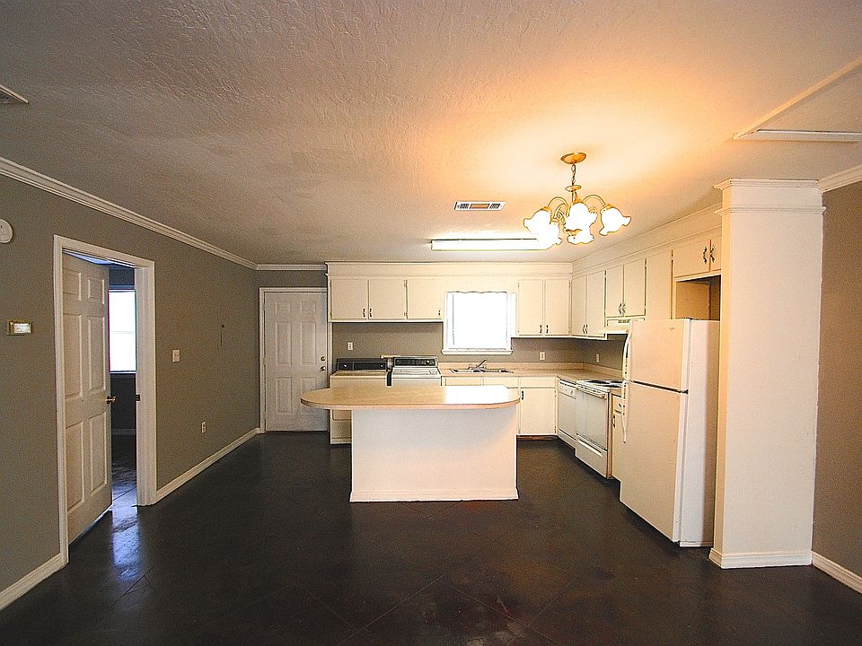 2nd image of 215 Hartfield Rd