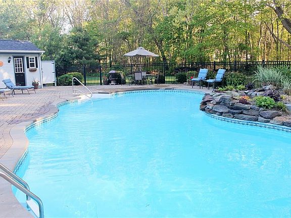 4th image of 198 Finch Ln N