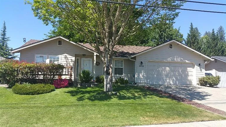 2204 NW Highland Ave photo 1