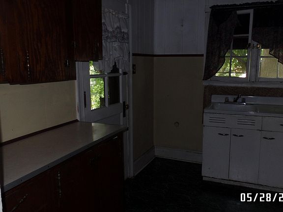 3rd image of 1539 Louisa St