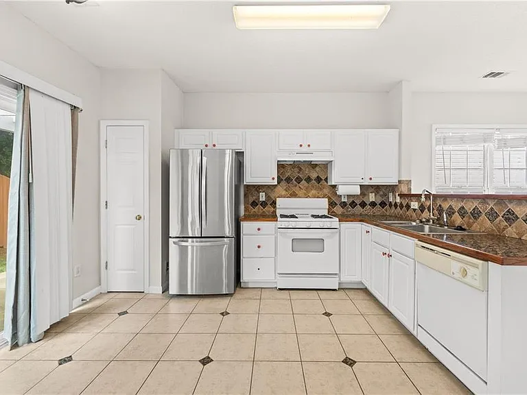 2704 Regent Walk Dr — Photo 10