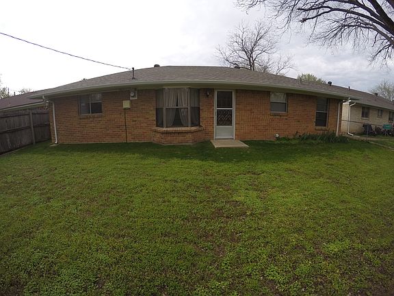 3rd image of 926 Louise St