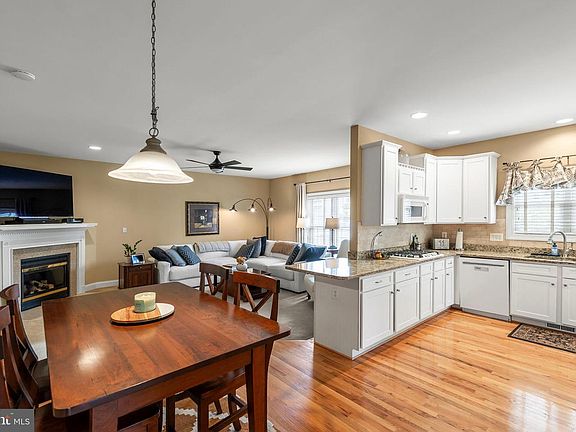 5th image of 105 Travis Ct