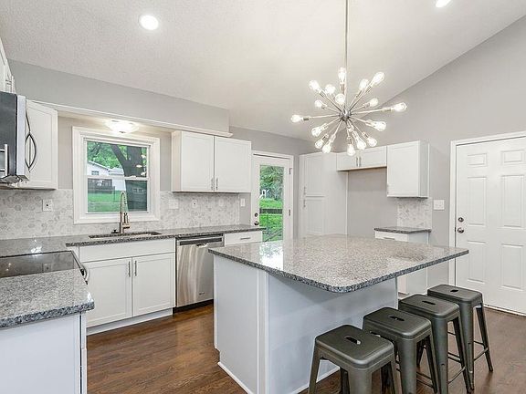 4th image of 7410 Melrose Ln