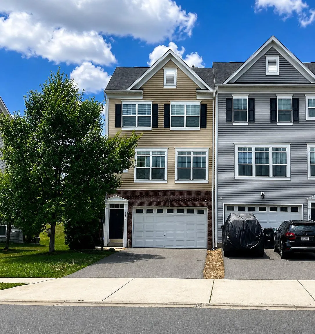 3 bed, 3.5 bath, 2420 sqft, $2,875 — Photo 1