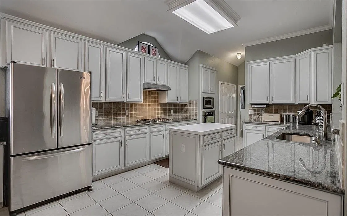 4 bed, 2488 sqft, $2,800 — Photo 2