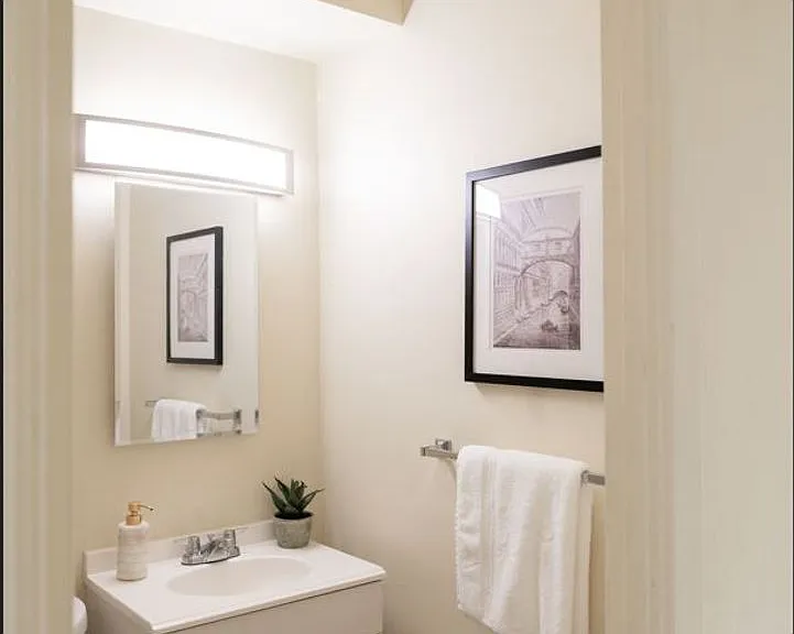 Eugene Manor Apartments — Photo 13