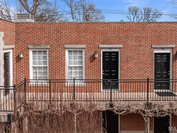 46 Carriage Ln, Saint Louis, MO 63108