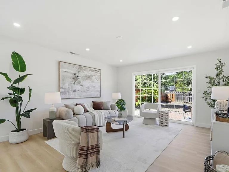 1091 W Latimer Ave — Photo 18