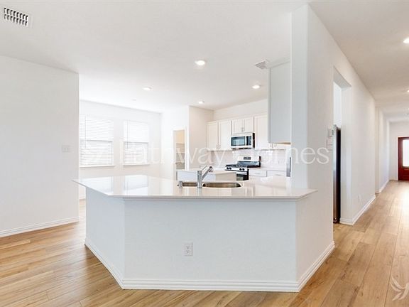 3rd image of 944 Rusty Spur Ln