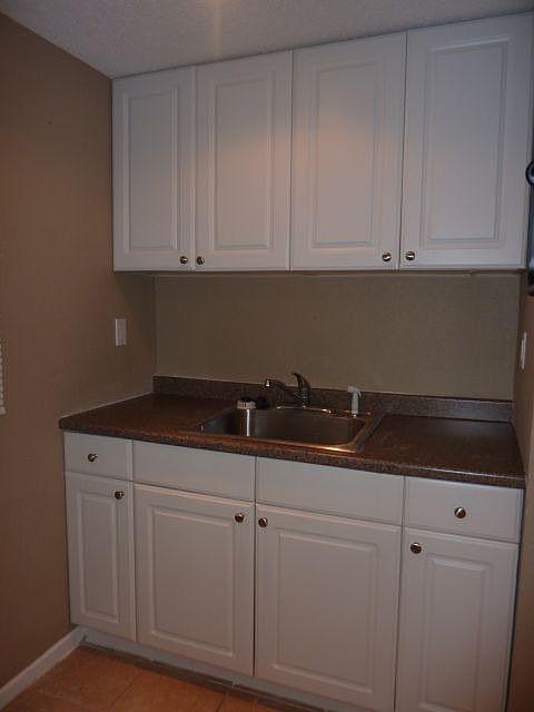 Fully equipped kitchen.