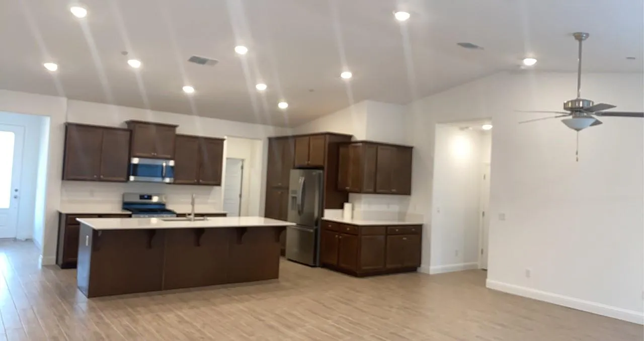 3 bed, 2171 sqft, $2,800 — Photo 2