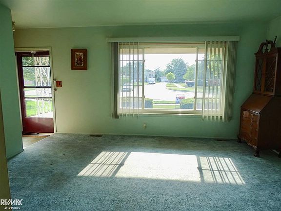 5th image of 30704 Glenwood Cir