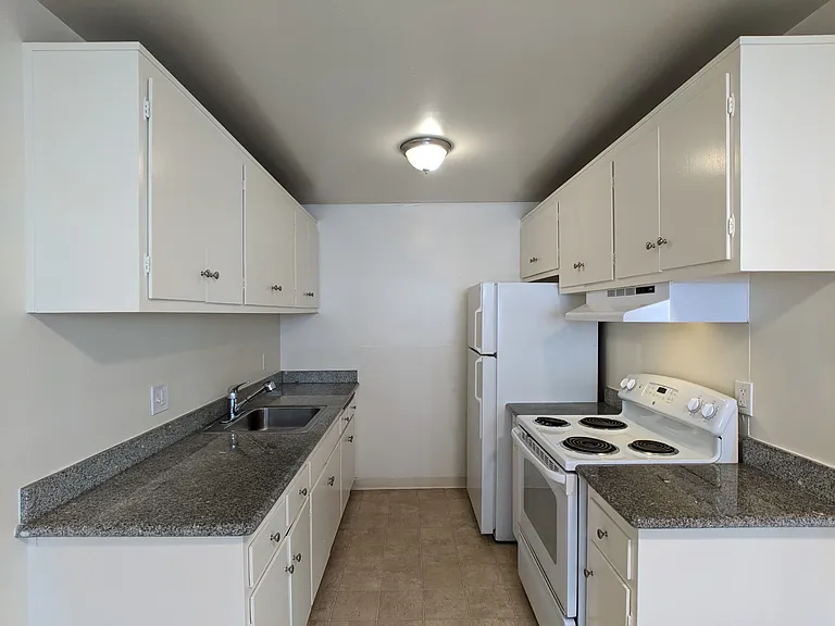 Vanguard Apartments — Photo 13