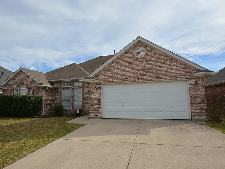 1125 Roundrock Dr — Photo 1