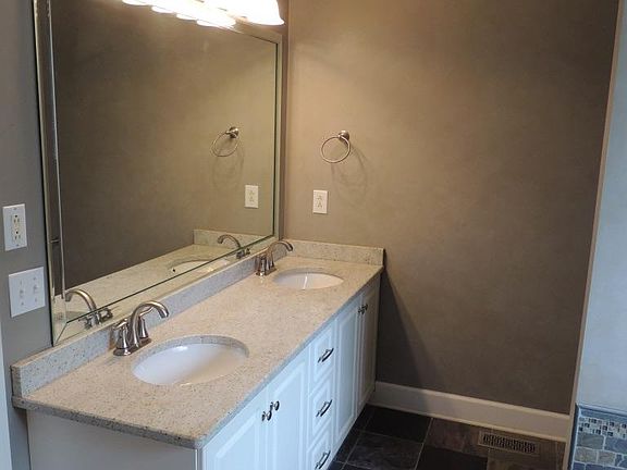 2nd image of 2824 Vicwood Dr