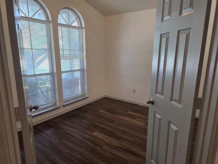 319 Riverwalk Dr — Photo 8