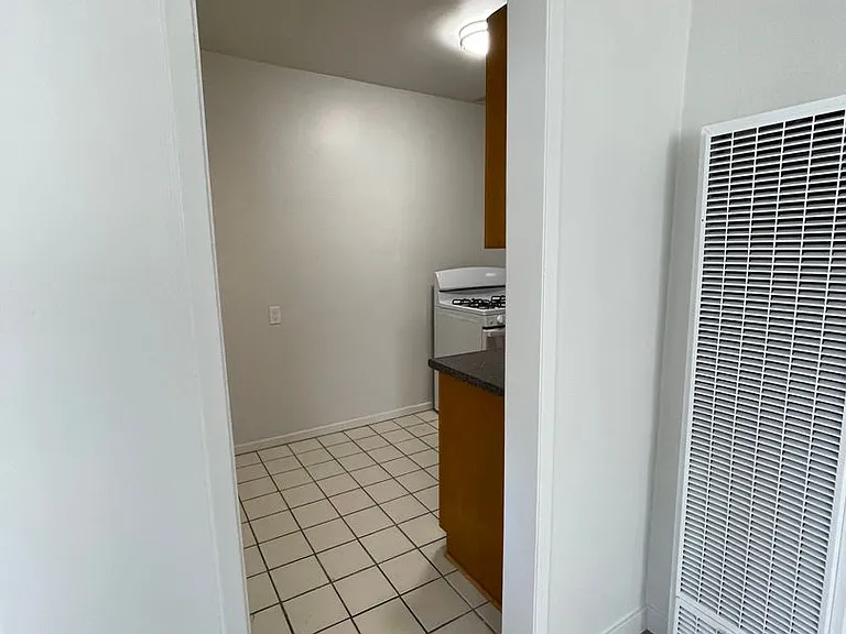 Centinela Apartments — Photo 32