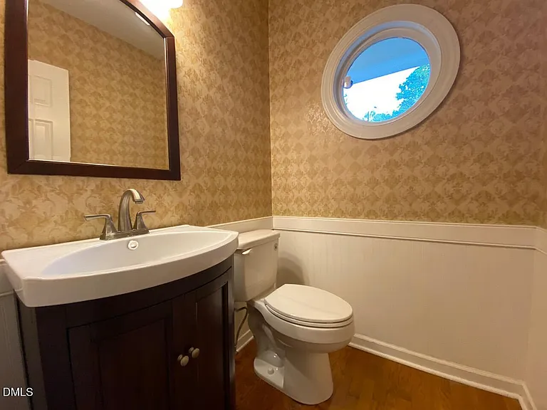 1012 Sturbridge Dr — Photo 3